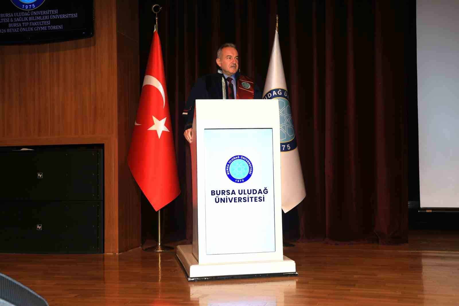 BURSA ULUDAĞ ÜNİVERSİTESİ (BUÜ) TIP FAKÜLTESİ’NE BU YIL BAŞLAYAN ÖĞRENCİLER, BEYAZ ÖNLÜKLERİNİ GİYEREK HEKİMLİK YOLUNDA İLK ADIMLARINI ATTI.