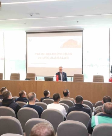 İNEGÖL BELEDİYESİ, GÖREVE YENİ BAŞLAYAN VE DAHA ÖNCE YALIN TEMELLERİ EĞİTİMİNE KATILAMAYAN PERSONELLERE YÖNELİK 2. YALIN TEMELLERİ EĞİTİMİ DÜZENLEDİ. EĞİTİMDE PERSONELE YÖNELİK KONUŞAN BAŞKAN ALPER TABAN, AMAÇLARININ KAMU HİZMETLERİNDE VERİMLİLİĞİ ARTTIRMAK OLDUĞUNU SÖYLEDİ.