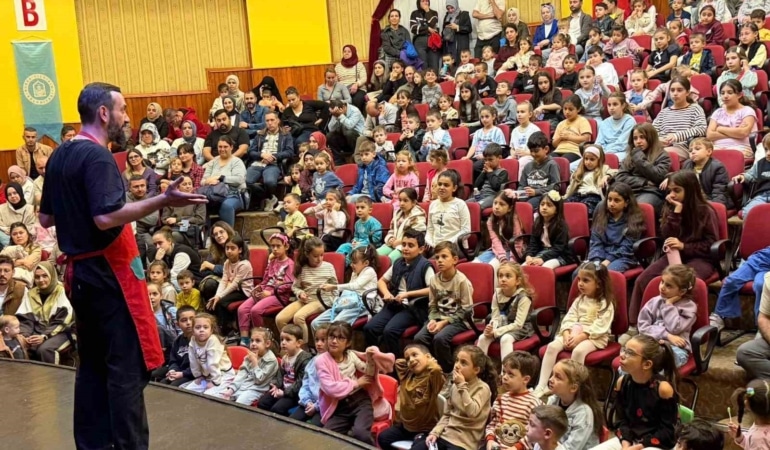 ÇOCUKLARIN KÜLTÜR VE SANATLA İÇ İÇE BÜYÜMESİNİ HEDEFLEYEN YILDIRIM BELEDİYESİ, MİNİK İZLEYİCİLERE ÜCRETSİZ TİYATRO KEYFİ SUNUYOR.