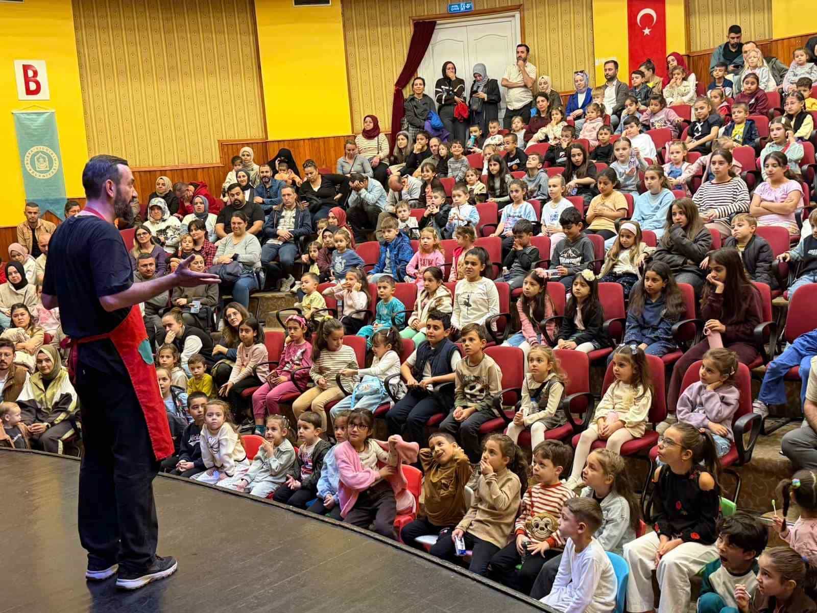 ÇOCUKLARIN KÜLTÜR VE SANATLA İÇ İÇE BÜYÜMESİNİ HEDEFLEYEN YILDIRIM BELEDİYESİ, MİNİK İZLEYİCİLERE ÜCRETSİZ TİYATRO KEYFİ SUNUYOR.
