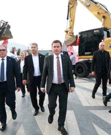 OSMANGAZİ BELEDİYESİ, İLÇEDE YAŞAYAN VATANDAŞLARA DAHA GÜÇLÜ VE KALİTELİ HİZMET SUNMAK AMACIYLA ARAÇ FİLOSUNU 41 YENİ ARAÇLA GÜÇLENDİRDİ. 16 AYRI MÜDÜRLÜKTE KULLANILACAK ARAÇLAR, OSMANGAZİ MEYDANI’NDA DÜZENLENEN TÖRENLE TANITILARAK HİZMETE ALINDI.