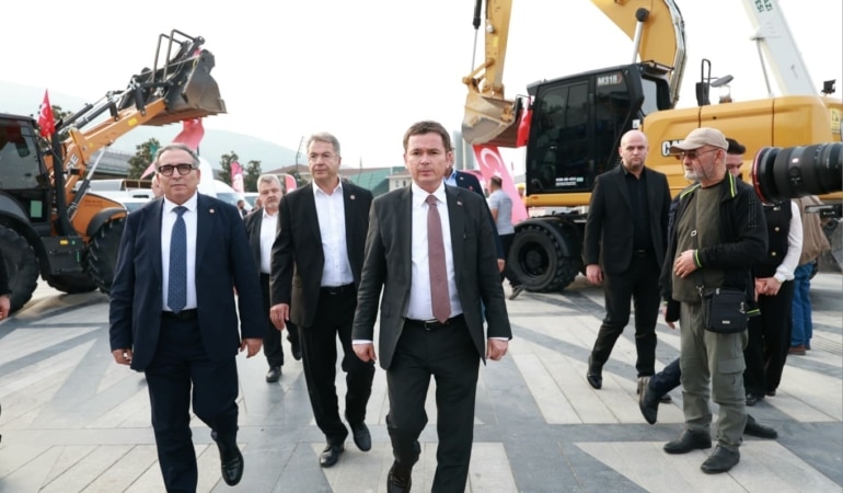 OSMANGAZİ BELEDİYESİ, İLÇEDE YAŞAYAN VATANDAŞLARA DAHA GÜÇLÜ VE KALİTELİ HİZMET SUNMAK AMACIYLA ARAÇ FİLOSUNU 41 YENİ ARAÇLA GÜÇLENDİRDİ. 16 AYRI MÜDÜRLÜKTE KULLANILACAK ARAÇLAR, OSMANGAZİ MEYDANI’NDA DÜZENLENEN TÖRENLE TANITILARAK HİZMETE ALINDI.