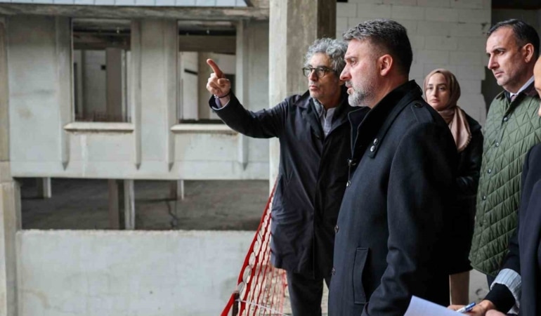 BURSA BÜYÜKŞEHİR BELEDİYE BAŞKAN VEKİLİ ŞAHİN BİBA, ‘ÇEKİRGE TERAS’ PROJESİNDE İNCELEMELERDE BULUNDU. "BURSA’MIZA YAKIŞAN BİR PROJE OLACAK" DİYEN BAŞKAN VEKİLİ BİBA, TESİSİ 2027 SONUNA KADAR BURSALILARLA BULUŞTURACAKLARINI SÖYLEDİ. BURSA BÜYÜKŞEHİR BELEDİYESİ FEN İŞLERİ DAİRESİ BAŞKANLIĞI KOORDİNASYONUYLA ‘ÇEKİRGE TERAS’ PROJESİNDE YAPIM ÇALIŞMALARI BAŞLADI. BÜYÜKŞEHİR BELEDİYE BAŞKAN VEKİLİ ŞAHİN BİBA, ÇALIŞMALARI YERİNDE DENETLEDİ.