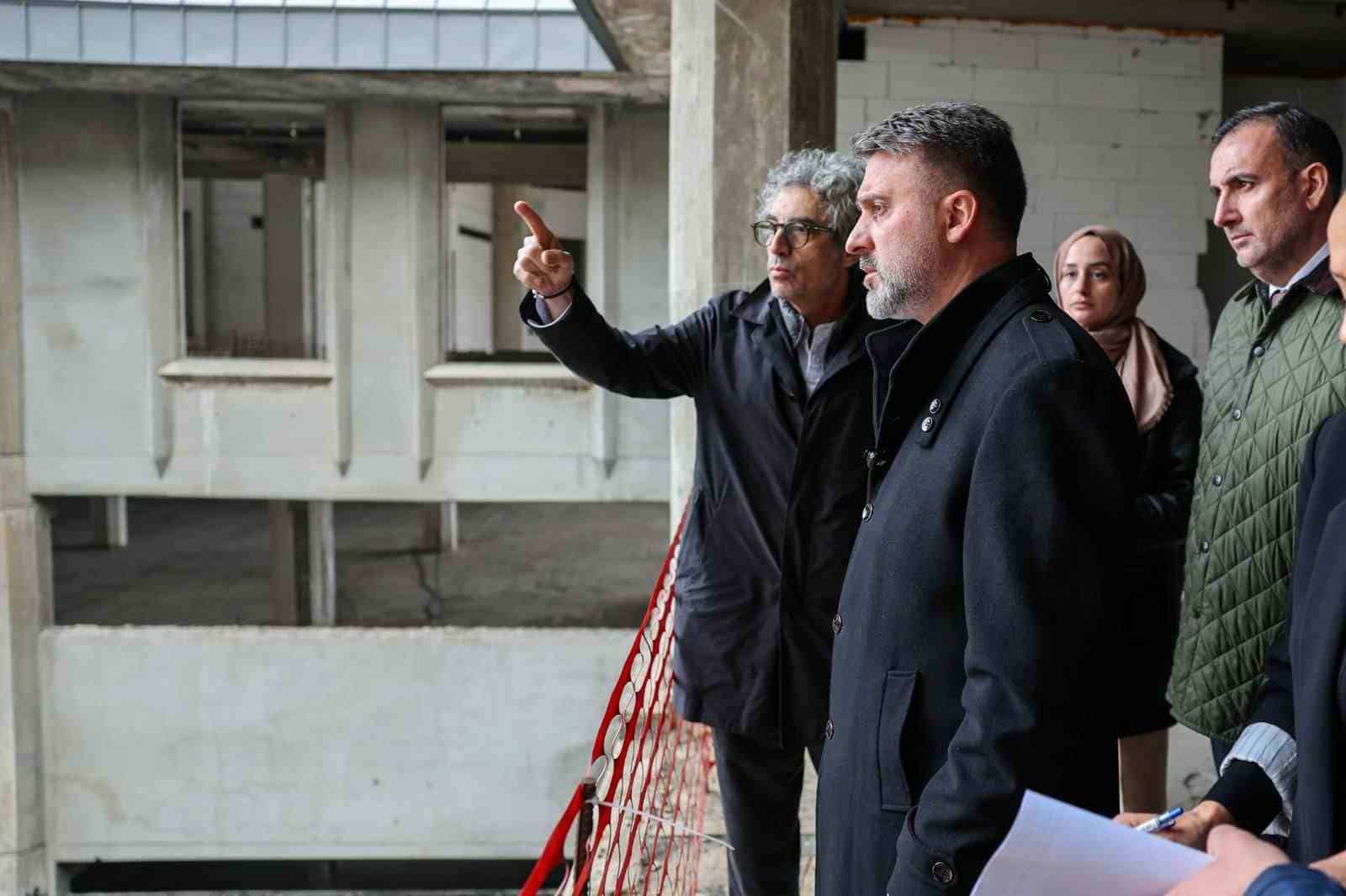 BURSA BÜYÜKŞEHİR BELEDİYE BAŞKAN VEKİLİ ŞAHİN BİBA, ‘ÇEKİRGE TERAS’ PROJESİNDE İNCELEMELERDE BULUNDU. "BURSA’MIZA YAKIŞAN BİR PROJE OLACAK" DİYEN BAŞKAN VEKİLİ BİBA, TESİSİ 2027 SONUNA KADAR BURSALILARLA BULUŞTURACAKLARINI SÖYLEDİ. BURSA BÜYÜKŞEHİR BELEDİYESİ FEN İŞLERİ DAİRESİ BAŞKANLIĞI KOORDİNASYONUYLA ‘ÇEKİRGE TERAS’ PROJESİNDE YAPIM ÇALIŞMALARI BAŞLADI. BÜYÜKŞEHİR BELEDİYE BAŞKAN VEKİLİ ŞAHİN BİBA, ÇALIŞMALARI YERİNDE DENETLEDİ.