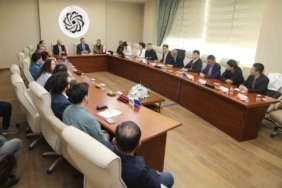 BURSA TEKNİK ÜNİVERSİTESİ (BTÜ), ULUSLARARASI AKADEMİK İŞ BİRLİKLERİNİ GELİŞTİRME HEDEFİ DOĞRULTUSUNDA ÇİN MAKİNE MÜHENDİSLİĞİ DERNEĞİ DÖKÜM ENSTİTÜSÜ (FICMES) HEYETİNİ AĞIRLADI. GÖRÜŞMEDE, DÖKÜM TEKNOLOJİLERİ, ORTAK ARAŞTIRMA PROJELERİ VE TÜRKİYE-ÇİN ARASINDAKİ BİLİMSEL İŞ BİRLİĞİ OLANAKLARI ELE ALINDI.