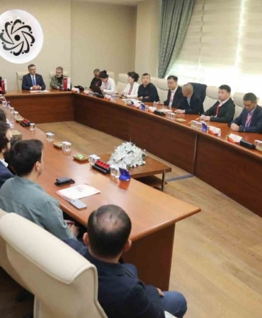 BURSA TEKNİK ÜNİVERSİTESİ (BTÜ), ULUSLARARASI AKADEMİK İŞ BİRLİKLERİNİ GELİŞTİRME HEDEFİ DOĞRULTUSUNDA ÇİN MAKİNE MÜHENDİSLİĞİ DERNEĞİ DÖKÜM ENSTİTÜSÜ (FICMES) HEYETİNİ AĞIRLADI. GÖRÜŞMEDE, DÖKÜM TEKNOLOJİLERİ, ORTAK ARAŞTIRMA PROJELERİ VE TÜRKİYE-ÇİN ARASINDAKİ BİLİMSEL İŞ BİRLİĞİ OLANAKLARI ELE ALINDI.