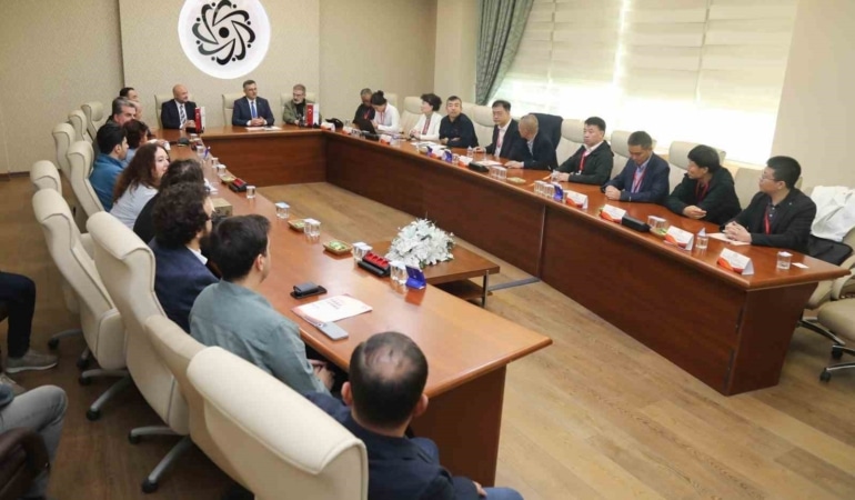 BURSA TEKNİK ÜNİVERSİTESİ (BTÜ), ULUSLARARASI AKADEMİK İŞ BİRLİKLERİNİ GELİŞTİRME HEDEFİ DOĞRULTUSUNDA ÇİN MAKİNE MÜHENDİSLİĞİ DERNEĞİ DÖKÜM ENSTİTÜSÜ (FICMES) HEYETİNİ AĞIRLADI. GÖRÜŞMEDE, DÖKÜM TEKNOLOJİLERİ, ORTAK ARAŞTIRMA PROJELERİ VE TÜRKİYE-ÇİN ARASINDAKİ BİLİMSEL İŞ BİRLİĞİ OLANAKLARI ELE ALINDI.