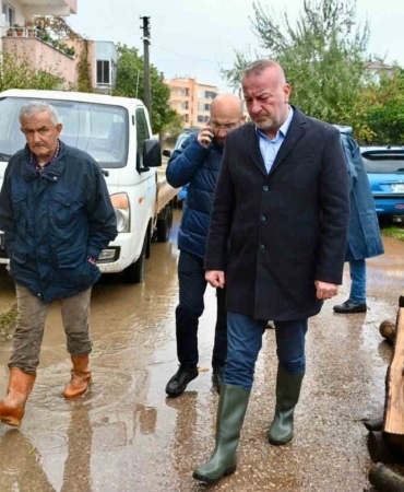 KARACABEY’DE ETKİLİ OLAN AŞIRI YAĞIŞLARIN ARDINDAN BELEDİYE EKİPLERİ VE İLGİLİ KURUMLAR, OLUMSUZLUKLARIN GİDERİLMESİ İÇİN SEFERBER OLDU. YAĞIŞLARDAN ETKİLENEN MALKARA, YENİKÖY, BAYRAMDERE, BOĞAZKÖY VE EKMEKÇİ MAHALLELERİNDE İNCELEMELERDE BULUNAN KARACABEY BELEDİYE BAŞKANI FATİH KARABATI, VATANDAŞLARIN MAĞDURİYETLERİNİN GİDERİLMESİ VE YAŞAMIN EN KISA SÜREDE NORMALE DÖNMESİ İÇİN ÇALIŞMALARIN ARALIKSIZ SÜRDÜRÜLDÜĞÜNÜ BELİRTTİ. BAŞKAN KARABATI, "HEMŞEHRİLERİMİZİN ZOR GÜNLERİNDE YANLARINDA OLMAK, SORUNLARINA HIZLI VE KALICI ÇÖZÜMLER ÜRETMEK EN TEMEL SORUMLULUĞUMUZ. TÜM İMKÂNLARIMIZLA SAHADAYIZ." DEDİ.