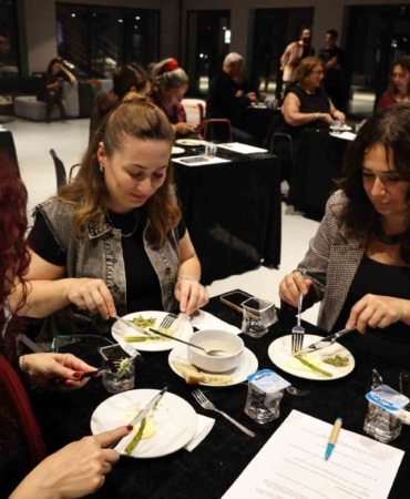 NİLÜFER BELEDİYESİ'NİN İLGİYLE TAKİP EDİLEN "GASTROETNOMÜZİKOLOJİK KAYNATMALAR" SÖYLEŞİ SERİSİNİN, YENİ DÖNEMİ BAŞLADI. PROF. DR. ÖZLEM DOĞUŞ VARLI'NIN KURGUSU VE SUNUMUYLA HAYATA GEÇİRİLEN PROGRAMIN İLK BULUŞMASI, "PLAK DÖNER, ÇATAL ŞIKIRDAR: CUMHURİYET'İN SOFRALARI VE SESLERİ" TEMASIYLA DÜZENLENDİ.