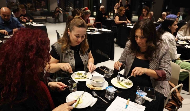 NİLÜFER BELEDİYESİ'NİN İLGİYLE TAKİP EDİLEN "GASTROETNOMÜZİKOLOJİK KAYNATMALAR" SÖYLEŞİ SERİSİNİN, YENİ DÖNEMİ BAŞLADI. PROF. DR. ÖZLEM DOĞUŞ VARLI'NIN KURGUSU VE SUNUMUYLA HAYATA GEÇİRİLEN PROGRAMIN İLK BULUŞMASI, "PLAK DÖNER, ÇATAL ŞIKIRDAR: CUMHURİYET'İN SOFRALARI VE SESLERİ" TEMASIYLA DÜZENLENDİ.