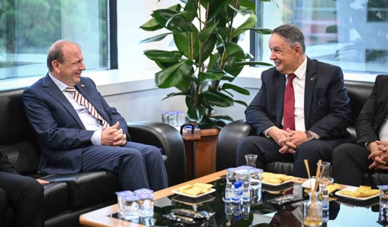 BÜYÜK BİRLİK PARTİSİ (BBP) GENEL BAŞKAN YARDIMCISI VE EKONOMİ VE KALKINMADAN SORUMLU EKREM ALFATLI, BURSA TİCARET VE SANAYİ ODASI (BTSO) YÖNETİM KURULU BAŞKANI ÖZER MATLI VE YENİ YÖNETİMİNE HAYIRLI OLSUN ZİYARETİNDE BULUNDU.