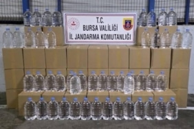 BURSA’DA KAÇAKÇILIĞIN ÖNLENMESİNE YÖNELİK YAPILAN OPERASYONLARDA ARAÇTA YAPILAN BİR ARAMADA BİN 260 LİTRE ALKOLLÜ İÇKİ YAPIM VE ÜRETİMİNDE KULLANILAN ETİL ALKOL ELE GEÇİRİLDİ.