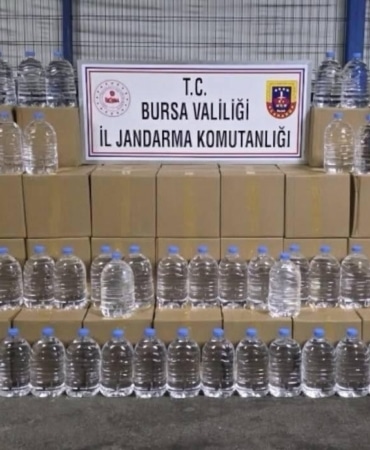 BURSA’DA KAÇAKÇILIĞIN ÖNLENMESİNE YÖNELİK YAPILAN OPERASYONLARDA ARAÇTA YAPILAN BİR ARAMADA BİN 260 LİTRE ALKOLLÜ İÇKİ YAPIM VE ÜRETİMİNDE KULLANILAN ETİL ALKOL ELE GEÇİRİLDİ.