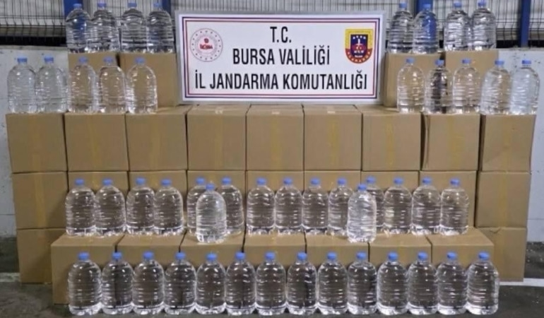 BURSA’DA KAÇAKÇILIĞIN ÖNLENMESİNE YÖNELİK YAPILAN OPERASYONLARDA ARAÇTA YAPILAN BİR ARAMADA BİN 260 LİTRE ALKOLLÜ İÇKİ YAPIM VE ÜRETİMİNDE KULLANILAN ETİL ALKOL ELE GEÇİRİLDİ.