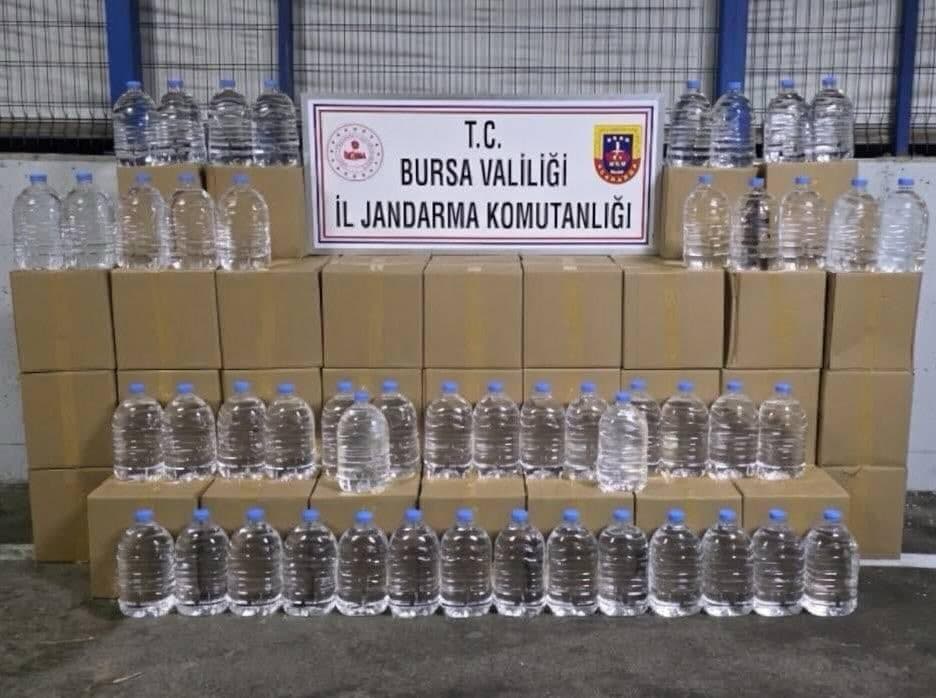 BURSA’DA KAÇAKÇILIĞIN ÖNLENMESİNE YÖNELİK YAPILAN OPERASYONLARDA ARAÇTA YAPILAN BİR ARAMADA BİN 260 LİTRE ALKOLLÜ İÇKİ YAPIM VE ÜRETİMİNDE KULLANILAN ETİL ALKOL ELE GEÇİRİLDİ.