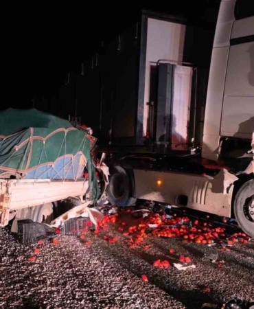 TIR İLE KAMYONET KAFA KAFAYA ÇARPIŞTI : 2 AĞIR YARALI