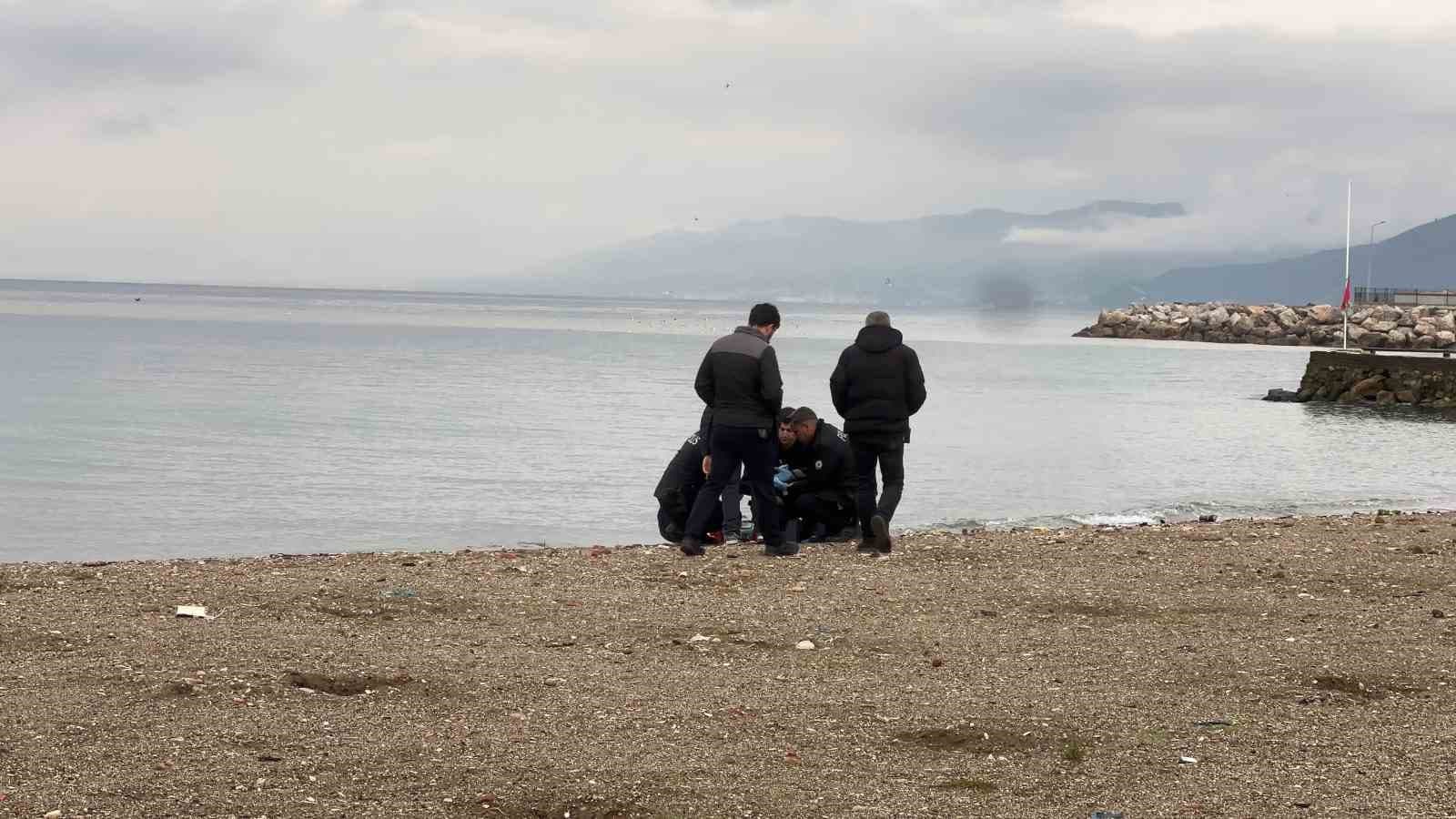 BURSA’NIN MUDANYA İLÇESİNDE SAHİLDE BULUNAN 67 YAŞINDAKİ YAKUP DAMAR’IN HAYATINI KAYBETTİĞİ BELİRLENDİ. DAMAR’IN ÜZERİNDEN, “ÖLÜMÜMDEN KİMSE SORUMLU DEĞİLDİR” YAZILI BİR NOT ÇIKTIĞI ÖĞRENİLDİ. GÖKÇİN ÖDÜL/BURSA-İHA