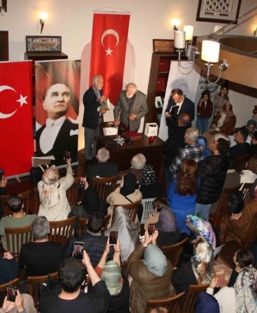 OSMANGAZİ BELEDİYESİ VE TÜRKİYE YAZARLAR BİRLİĞİ (TYB) BURSA ŞUBESİ İŞ BİRLİĞİYLE DÜZENLENEN "YAHYA KEMAL’İN RÜZGARIYLA DÜŞÜNCELER VE DUYUŞLAR" PROGRAMI, SEYYİD USUL KÜLTÜR MERKEZİ’NDE GERÇEKLEŞTİRİLDİ.