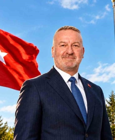 KARACABEY, CUMHURİYET’İN 103. YIL DÖNÜMÜNÜ YÜRÜYÜŞ VE KONSERLERLE KUTLAMAYA HAZIRLANIYOR. CUMHURİYET’İN MİLLETİN ORTAK DEĞERİ VE GELECEK NESİLLERE BIRAKILACAK EN ÖNEMLİ EMANETLERDEN BİRİ OLDUĞUNA DİKKAT ÇEKEN BELEDİYE BAŞKANI FATİH KARABATI, "CUMHURİYETİMİZİN TEMELİNDE EŞİTLİK, ADALET, BİRLİK VE BERABERLİK ANLAYIŞI VARDIR. BU DEĞERLERİ YAŞATMAK, HEPİMİZİN EN BÜYÜK SORUMLULUĞUDUR" İFADELERİNİ KULLANDI. KARABATI, TÜM VATANDAŞLARI 29 EKİM’DE DÜZENLENECEK CUMHURİYET YÜRÜYÜŞÜ’NE VE 30 EKİM’DE NATUREL ORKESTRASI İLE EMRE ALTUĞ’UN SAHNE ALACAĞI KONSER PROGRAMINA DAVET ETTİ.