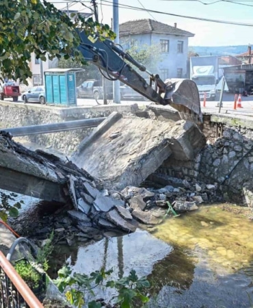BURSA BÜYÜKŞEHİR BELEDİYESİ, MUDANYA İLÇESİNE BAĞLI ÇEKRİCE MAHALLESİ’NDE EKONOMİK ÖMRÜNÜ TAMAMLAYAN TEK ŞERİTLİ KÖPRÜ YERİNE YENİ ÇİFT ŞERİTLİ KÖPRÜ İNŞASINA BAŞLADI.