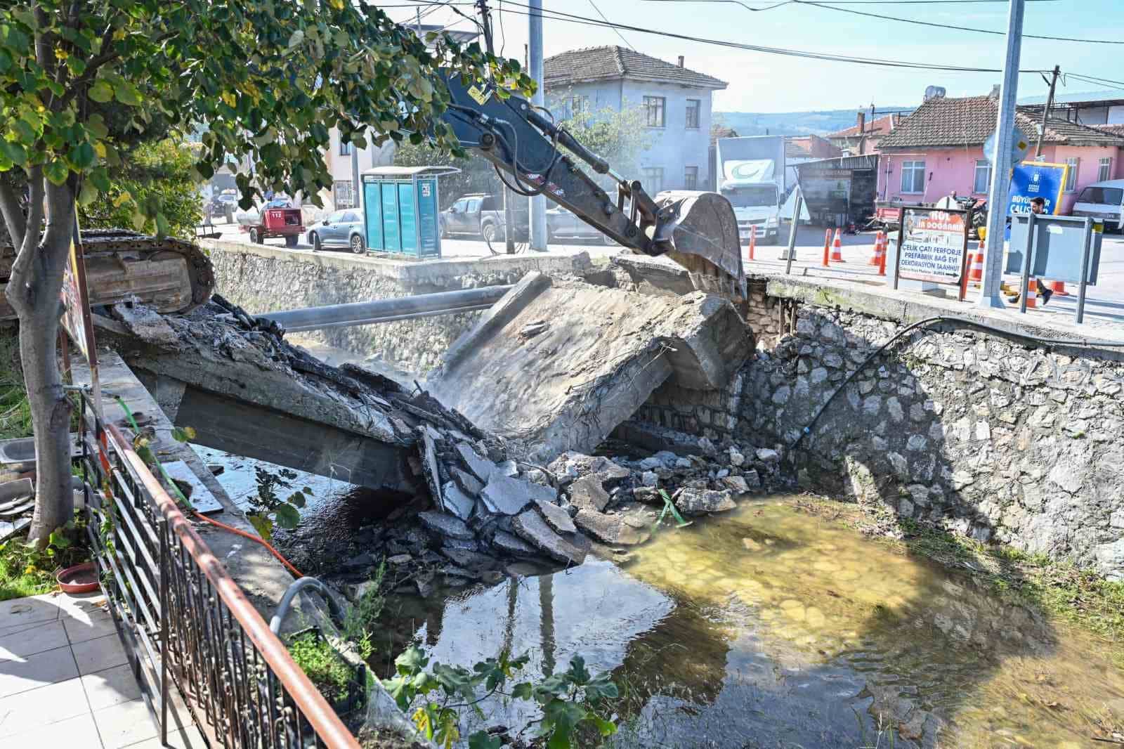 BURSA BÜYÜKŞEHİR BELEDİYESİ, MUDANYA İLÇESİNE BAĞLI ÇEKRİCE MAHALLESİ’NDE EKONOMİK ÖMRÜNÜ TAMAMLAYAN TEK ŞERİTLİ KÖPRÜ YERİNE YENİ ÇİFT ŞERİTLİ KÖPRÜ İNŞASINA BAŞLADI.