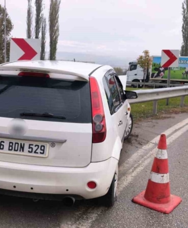 BURSA’NIN İNEGÖL İLÇESİNDE YAĞIŞ NEDENİYLE KAYGANLAŞAN YOLDA KONTROLDEN ÇIKAN OTOMOBİL BARİYERLERE ÇARPTI. KAZADA SÜRÜCÜ YARALANDI.