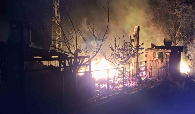 BURSA'DA SOBANIN AÇIK BIRAKILMASI SONUCU ÇIKTIĞI BELİRTİLEN YANGIN, İTFAİYE EKİPLERİNİN HIZLI MÜDAHALESİYLE KONTROL ALTINA ALINARAK SÖNDÜRÜLDÜ.
