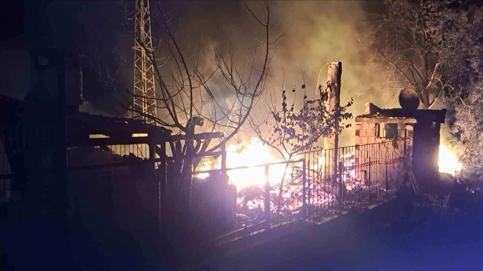 BURSA'DA SOBANIN AÇIK BIRAKILMASI SONUCU ÇIKTIĞI BELİRTİLEN YANGIN, İTFAİYE EKİPLERİNİN HIZLI MÜDAHALESİYLE KONTROL ALTINA ALINARAK SÖNDÜRÜLDÜ.