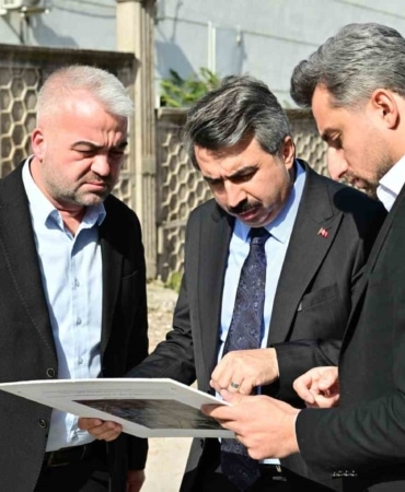 YILDIRIM’I GELECEĞE TAŞIYACAK PROJELERİ BİR BİR HAYATA GEÇİREN YILDIRIM BELEDİYESİ, İLÇENİN ULAŞIM ALTYAPISINI GÜÇLENDİRMEK, TRAFİK AKIŞINI RAHATLATMAK VE VATANDAŞLARIN YAŞAM KONFORUNU ARTIRMAK AMACIYLA ÇALIŞMALARINI SÜRDÜRÜYOR. MEVCUT YOLLARIN BAKIM VE YENİLEME ÇALIŞMALARININ YANI SIRA YENİ ULAŞIM GÜZERGAHLARINI DA İLÇEYE KAZANDIRAN YILDIRIM BELEDİYESİ, ULAŞILABİLİR BİR ŞEHİR HEDEFİ DOĞRULTUSUNDA ÇALIŞMALARINA DEVAM EDİYOR.