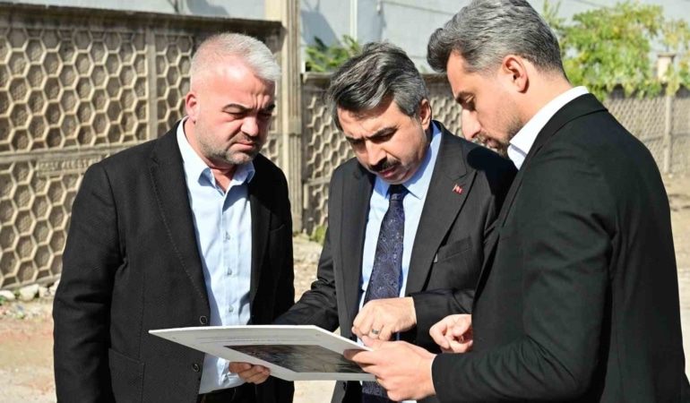 YILDIRIM’I GELECEĞE TAŞIYACAK PROJELERİ BİR BİR HAYATA GEÇİREN YILDIRIM BELEDİYESİ, İLÇENİN ULAŞIM ALTYAPISINI GÜÇLENDİRMEK, TRAFİK AKIŞINI RAHATLATMAK VE VATANDAŞLARIN YAŞAM KONFORUNU ARTIRMAK AMACIYLA ÇALIŞMALARINI SÜRDÜRÜYOR. MEVCUT YOLLARIN BAKIM VE YENİLEME ÇALIŞMALARININ YANI SIRA YENİ ULAŞIM GÜZERGAHLARINI DA İLÇEYE KAZANDIRAN YILDIRIM BELEDİYESİ, ULAŞILABİLİR BİR ŞEHİR HEDEFİ DOĞRULTUSUNDA ÇALIŞMALARINA DEVAM EDİYOR.