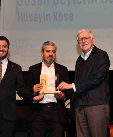 NİLÜFER BELEDİYESİ’NİN DÜZENLEDİĞİ MEHMET H. DOĞAN ÖDÜLÜ, “SUSAN ŞEYLERİN GÜRÜLTÜSÜ” ADLI ESERİYLE HÜSEYİN KÖSE’YE VERİLDİ. NÂZIM HİKMET KÜLTÜREVİ’NDEKİ TÖRENİN ARDINDAN CUMHURİYET HAFTASI KAPSAMINDA ŞİİR DİNLETİSİ GERÇEKLEŞTİRİLDİ.