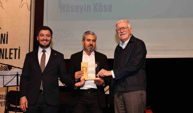 NİLÜFER BELEDİYESİ’NİN DÜZENLEDİĞİ MEHMET H. DOĞAN ÖDÜLÜ, “SUSAN ŞEYLERİN GÜRÜLTÜSÜ” ADLI ESERİYLE HÜSEYİN KÖSE’YE VERİLDİ. NÂZIM HİKMET KÜLTÜREVİ’NDEKİ TÖRENİN ARDINDAN CUMHURİYET HAFTASI KAPSAMINDA ŞİİR DİNLETİSİ GERÇEKLEŞTİRİLDİ.