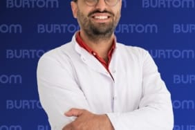 SONBAHAR VE KIŞ AYLARININ GELMESİYLE BİRLİKTE ÇOCUKLARDA ATEŞ, ÖKSÜRÜK, BURUN AKINTISI VE BOĞAZ AĞRISI ŞİKÂYETLERİNİN DAHA SIK GÖRÜLMEYE BAŞLANACAĞINI BELİRTEN BURTOM KONUR CERRAHİ TIP MERKEZİ ÇOCUK SAĞLIĞI VE HASTALIKLARI UZMANI DR. ONUR KAŞLI, "ÖZELLİKLE KREŞ VE OKULA GİDEN ÇOCUKLARDA ENFEKSİYONLARIN PEŞ PEŞE GELMESİ AİLELERDE DOĞAL OLARAK ENDİŞEYE YOL AÇABİLİYOR. KIŞ AYLARINDA ÖZELLİKLE İNFLUENZA (GRİP), RSV VE ÇEŞİTLİ BAKTERİYEL ENFEKSİYONLAR AÇISINDAN DİKKATLİ OLMAK GEREKİYOR. DOĞRU AŞILAMA, EL HİJYENİ, SAĞLIKLI BESLENME, YETERLİ UYKU VE GEREKTİĞİNDE ZAMANINDA HEKİM DEĞERLENDİRMESİYLE ÇOCUKLARIMIZIN KIŞ DÖNEMİNİ DAHA SAĞLIKLI GEÇİRMELERİNE YARDIMCI OLABİLİRİZ" DEDİ.