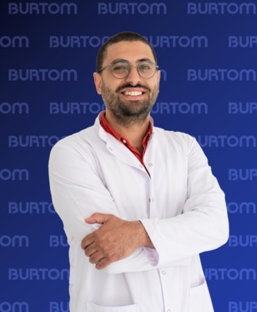 SONBAHAR VE KIŞ AYLARININ GELMESİYLE BİRLİKTE ÇOCUKLARDA ATEŞ, ÖKSÜRÜK, BURUN AKINTISI VE BOĞAZ AĞRISI ŞİKÂYETLERİNİN DAHA SIK GÖRÜLMEYE BAŞLANACAĞINI BELİRTEN BURTOM KONUR CERRAHİ TIP MERKEZİ ÇOCUK SAĞLIĞI VE HASTALIKLARI UZMANI DR. ONUR KAŞLI, "ÖZELLİKLE KREŞ VE OKULA GİDEN ÇOCUKLARDA ENFEKSİYONLARIN PEŞ PEŞE GELMESİ AİLELERDE DOĞAL OLARAK ENDİŞEYE YOL AÇABİLİYOR. KIŞ AYLARINDA ÖZELLİKLE İNFLUENZA (GRİP), RSV VE ÇEŞİTLİ BAKTERİYEL ENFEKSİYONLAR AÇISINDAN DİKKATLİ OLMAK GEREKİYOR. DOĞRU AŞILAMA, EL HİJYENİ, SAĞLIKLI BESLENME, YETERLİ UYKU VE GEREKTİĞİNDE ZAMANINDA HEKİM DEĞERLENDİRMESİYLE ÇOCUKLARIMIZIN KIŞ DÖNEMİNİ DAHA SAĞLIKLI GEÇİRMELERİNE YARDIMCI OLABİLİRİZ" DEDİ.
