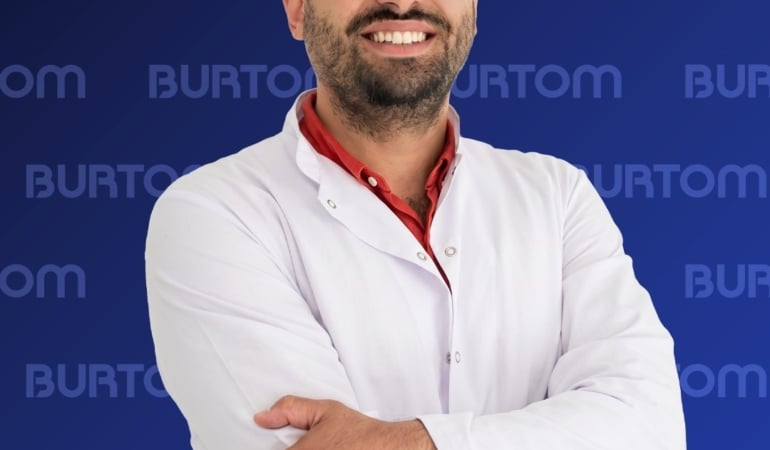 SONBAHAR VE KIŞ AYLARININ GELMESİYLE BİRLİKTE ÇOCUKLARDA ATEŞ, ÖKSÜRÜK, BURUN AKINTISI VE BOĞAZ AĞRISI ŞİKÂYETLERİNİN DAHA SIK GÖRÜLMEYE BAŞLANACAĞINI BELİRTEN BURTOM KONUR CERRAHİ TIP MERKEZİ ÇOCUK SAĞLIĞI VE HASTALIKLARI UZMANI DR. ONUR KAŞLI, "ÖZELLİKLE KREŞ VE OKULA GİDEN ÇOCUKLARDA ENFEKSİYONLARIN PEŞ PEŞE GELMESİ AİLELERDE DOĞAL OLARAK ENDİŞEYE YOL AÇABİLİYOR. KIŞ AYLARINDA ÖZELLİKLE İNFLUENZA (GRİP), RSV VE ÇEŞİTLİ BAKTERİYEL ENFEKSİYONLAR AÇISINDAN DİKKATLİ OLMAK GEREKİYOR. DOĞRU AŞILAMA, EL HİJYENİ, SAĞLIKLI BESLENME, YETERLİ UYKU VE GEREKTİĞİNDE ZAMANINDA HEKİM DEĞERLENDİRMESİYLE ÇOCUKLARIMIZIN KIŞ DÖNEMİNİ DAHA SAĞLIKLI GEÇİRMELERİNE YARDIMCI OLABİLİRİZ" DEDİ.