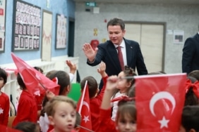 CUMHURİYET’İN KURULUŞUNUN 103’ÜNCÜ YIL DÖNÜMÜ, OSMANGAZİ BELEDİYESİ BÜNYESİNDE HİZMET VEREN KREŞLERDE RENKLİ GÖRÜNTÜLERE SAHNE OLDU. 29 EKİM CUMHURİYET BAYRAMI DOLAYISIYLA MİNİK ÖĞRENCİLERLE BİR ARAYA GELEN OSMANGAZİ BELEDİYE BAŞKANI ERKAN AYDIN, ÇOCUKLARIN BÜYÜK BİR HEYECANLA KATILDIĞI KUTLAMALARA EŞLİK EDEREK BAYRAM SEVİNCİNİ PAYLAŞTI.