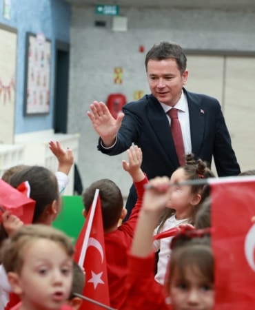 CUMHURİYET’İN KURULUŞUNUN 103’ÜNCÜ YIL DÖNÜMÜ, OSMANGAZİ BELEDİYESİ BÜNYESİNDE HİZMET VEREN KREŞLERDE RENKLİ GÖRÜNTÜLERE SAHNE OLDU. 29 EKİM CUMHURİYET BAYRAMI DOLAYISIYLA MİNİK ÖĞRENCİLERLE BİR ARAYA GELEN OSMANGAZİ BELEDİYE BAŞKANI ERKAN AYDIN, ÇOCUKLARIN BÜYÜK BİR HEYECANLA KATILDIĞI KUTLAMALARA EŞLİK EDEREK BAYRAM SEVİNCİNİ PAYLAŞTI.