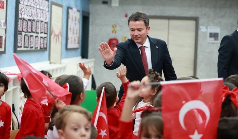 CUMHURİYET’İN KURULUŞUNUN 103’ÜNCÜ YIL DÖNÜMÜ, OSMANGAZİ BELEDİYESİ BÜNYESİNDE HİZMET VEREN KREŞLERDE RENKLİ GÖRÜNTÜLERE SAHNE OLDU. 29 EKİM CUMHURİYET BAYRAMI DOLAYISIYLA MİNİK ÖĞRENCİLERLE BİR ARAYA GELEN OSMANGAZİ BELEDİYE BAŞKANI ERKAN AYDIN, ÇOCUKLARIN BÜYÜK BİR HEYECANLA KATILDIĞI KUTLAMALARA EŞLİK EDEREK BAYRAM SEVİNCİNİ PAYLAŞTI.