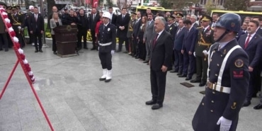 BURSA'DA CUMHURİYET'İN İLANININ 103'ÜNCÜ YIL DÖNÜMÜ DOLAYISIYLA DÜZENLENEN TÖRENDE, HEYKEL'DEKİ ATATÜRK ANITI'NA ÇELENKLER SUNULDU. BURSA VALİSİ EROL AYYILDIZ, GARNİZON KOMUTANI TÜMGENERAL FERHAT VURAL VE BURSA BÜYÜKŞEHİR BELEDİYE BAŞKAN VEKİLİ ŞAHİN BİBA'NIN KATILDIĞI PROGRAMDA, CUMHURİYET BAYRAMI KUTLAMALARININ İLK RESMÎ TÖRENİ GERÇEKLEŞTİRİLDİ.