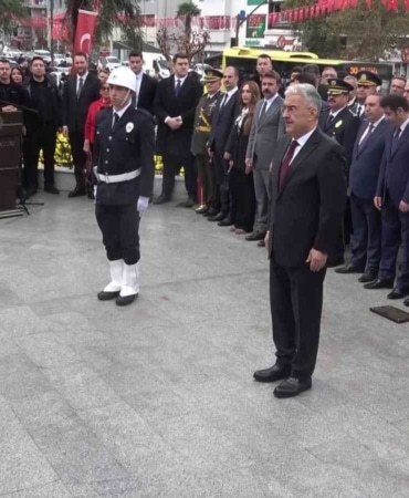 BURSA'DA CUMHURİYET'İN İLANININ 103'ÜNCÜ YIL DÖNÜMÜ DOLAYISIYLA DÜZENLENEN TÖRENDE, HEYKEL'DEKİ ATATÜRK ANITI'NA ÇELENKLER SUNULDU. BURSA VALİSİ EROL AYYILDIZ, GARNİZON KOMUTANI TÜMGENERAL FERHAT VURAL VE BURSA BÜYÜKŞEHİR BELEDİYE BAŞKAN VEKİLİ ŞAHİN BİBA'NIN KATILDIĞI PROGRAMDA, CUMHURİYET BAYRAMI KUTLAMALARININ İLK RESMÎ TÖRENİ GERÇEKLEŞTİRİLDİ.