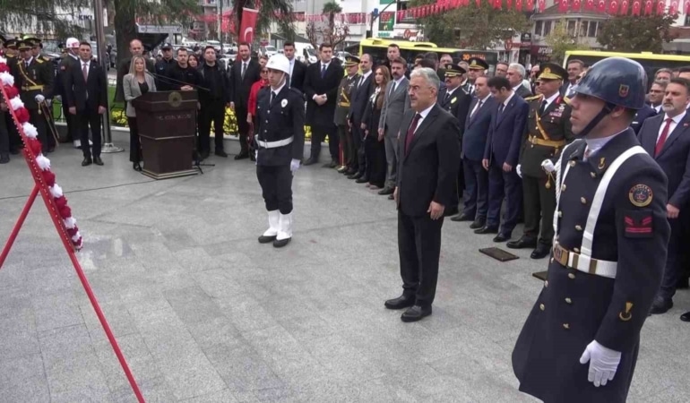 BURSA'DA CUMHURİYET'İN İLANININ 103'ÜNCÜ YIL DÖNÜMÜ DOLAYISIYLA DÜZENLENEN TÖRENDE, HEYKEL'DEKİ ATATÜRK ANITI'NA ÇELENKLER SUNULDU. BURSA VALİSİ EROL AYYILDIZ, GARNİZON KOMUTANI TÜMGENERAL FERHAT VURAL VE BURSA BÜYÜKŞEHİR BELEDİYE BAŞKAN VEKİLİ ŞAHİN BİBA'NIN KATILDIĞI PROGRAMDA, CUMHURİYET BAYRAMI KUTLAMALARININ İLK RESMÎ TÖRENİ GERÇEKLEŞTİRİLDİ.