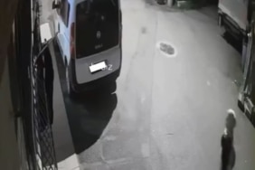 BURSA'DA BİR KADIN, EVİN PENCERESİNDE KURUTMAK ÜZERE ASILI OLAN KIYAFETLERİ GÖRÜNCE ADETA PAZARDAN MAL SEÇER GİBİ TEK TEK BAKTI. BEĞENDİĞİ KIYAFETİ ALAN HIRSIZ, ARKASINA BİLE BAKMADAN UZAKLAŞTI. İLGİNÇ ANLAR, SANİYE SANİYE GÜVENLİK KAMERASINA YANSIDI.