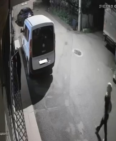 BURSA'DA BİR KADIN, EVİN PENCERESİNDE KURUTMAK ÜZERE ASILI OLAN KIYAFETLERİ GÖRÜNCE ADETA PAZARDAN MAL SEÇER GİBİ TEK TEK BAKTI. BEĞENDİĞİ KIYAFETİ ALAN HIRSIZ, ARKASINA BİLE BAKMADAN UZAKLAŞTI. İLGİNÇ ANLAR, SANİYE SANİYE GÜVENLİK KAMERASINA YANSIDI.
