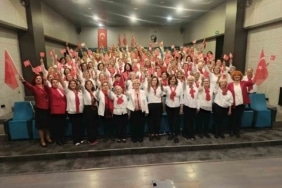 GÖNÜLLÜ ŞEF DR.AYSEL GÜREL İLE 21 YILDIR ÇALIŞMALARINI SÜRDÜREN, 11 ÜLKEDE KONSERLER VEREN VE DERNEK ÇATISI ALTINDA FAALİYETLERİNİ SÜRDÜREN BURSA NİLÜFER KADIN KOROSU BU KEZ 31 EKİM'DE KAHRAMANMARAŞ VE 15 KASIM DA KKTC'DE KONSER VERMEK ÜZERE HAZIRLIKLARINI SÜRDÜRÜYOR.