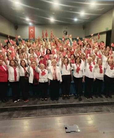 GÖNÜLLÜ ŞEF DR.AYSEL GÜREL İLE 21 YILDIR ÇALIŞMALARINI SÜRDÜREN, 11 ÜLKEDE KONSERLER VEREN VE DERNEK ÇATISI ALTINDA FAALİYETLERİNİ SÜRDÜREN BURSA NİLÜFER KADIN KOROSU BU KEZ 31 EKİM'DE KAHRAMANMARAŞ VE 15 KASIM DA KKTC'DE KONSER VERMEK ÜZERE HAZIRLIKLARINI SÜRDÜRÜYOR.