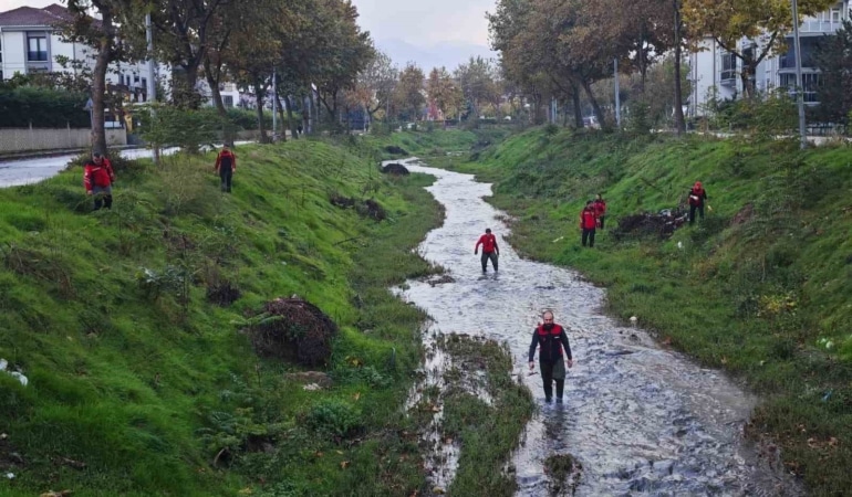 BURSA'NIN İNEGÖL İLÇESİNDE 2 GÜNDÜR KENDİSİNDEN HABER ALINAMAYAN EMRAH GEDİK'İ (33) ARAMA ÇALIŞMALARI SÜRÜYOR.