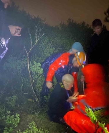 BURSA’DA MAHSUR KALAN YAŞLI ÇİFT İÇİN SEFERBER OLDU: JANDARMA SIRTINDA TAŞIDI