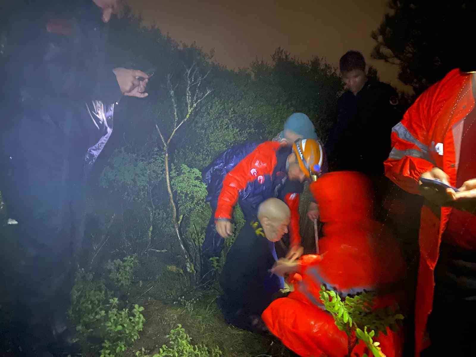 BURSA’DA MAHSUR KALAN YAŞLI ÇİFT İÇİN SEFERBER OLDU: JANDARMA SIRTINDA TAŞIDI
