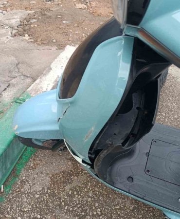 BURSA’NIN OSMANGAZİ İLÇESİNDE KARŞIDAN KARŞIYA GEÇMEYE ÇALIŞAN YAYAYA MOTOSİKLET ÇARPTI. ÇARPMANIN ETKİSİYLE METRELERCE SÜRÜKLENEN YAYA VE SÜRÜCÜ, SAĞLIK EKİPLERİNİN İLK MÜDAHALESİNİN ARDINDAN HASTANEYE KALDIRILDI. KAZA ANI GÜVENLİK KAMERASINA YANSIDI.
