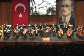 BURSA’DA CUMHURİYET’İN 103’ÜNCÜ YIL DÖNÜMÜ DOLAYISIYLA DÜZENLENEN ÖZEL KONSERDE, BURSA BÖLGE DEVLET SENFONİ ORKESTRASI SAHNE ALDI. ŞEF MURAT CEM ORHAN YÖNETİMİNDEKİ ORKESTRAYA SOPRANO CEREN AYDIN EŞLİK EDERKEN, MUAMMER SUN’UN "KURTULUŞ" VE "CUMHURİYET" FİLM MÜZİKLERİ SESLENDİRİLDİ. KONSERİN FİNALİNDE İZMİR MARŞI’NIN YANKILANDIĞI SALONDA, DİNLEYİCİLER ESERLERE HEP BİRLİKTE EŞLİK ETTİ.